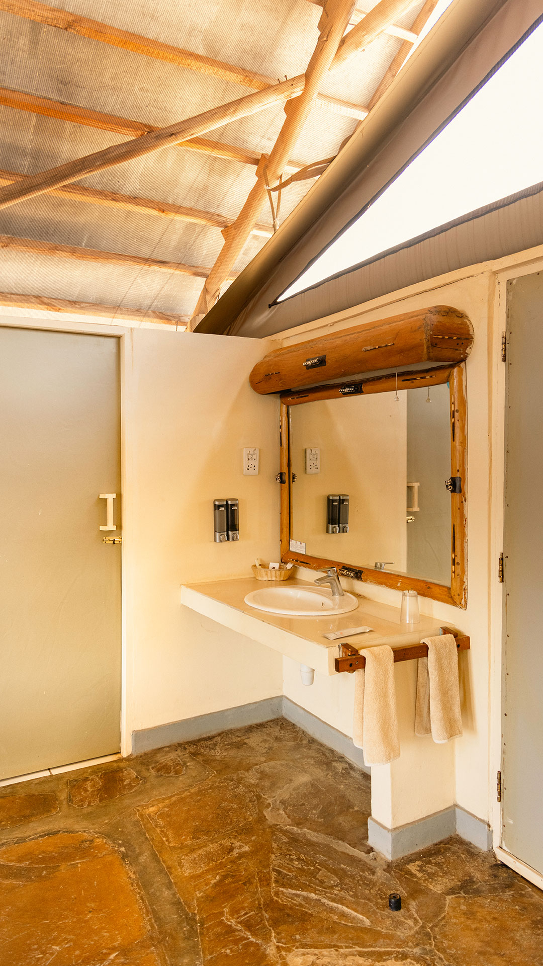 Man Eaters Lodge image 4